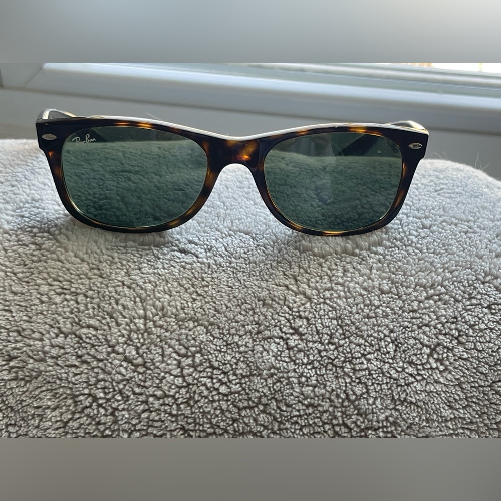 Rayban New Wayfarer 2132 902 52-18 Polished Tortoise